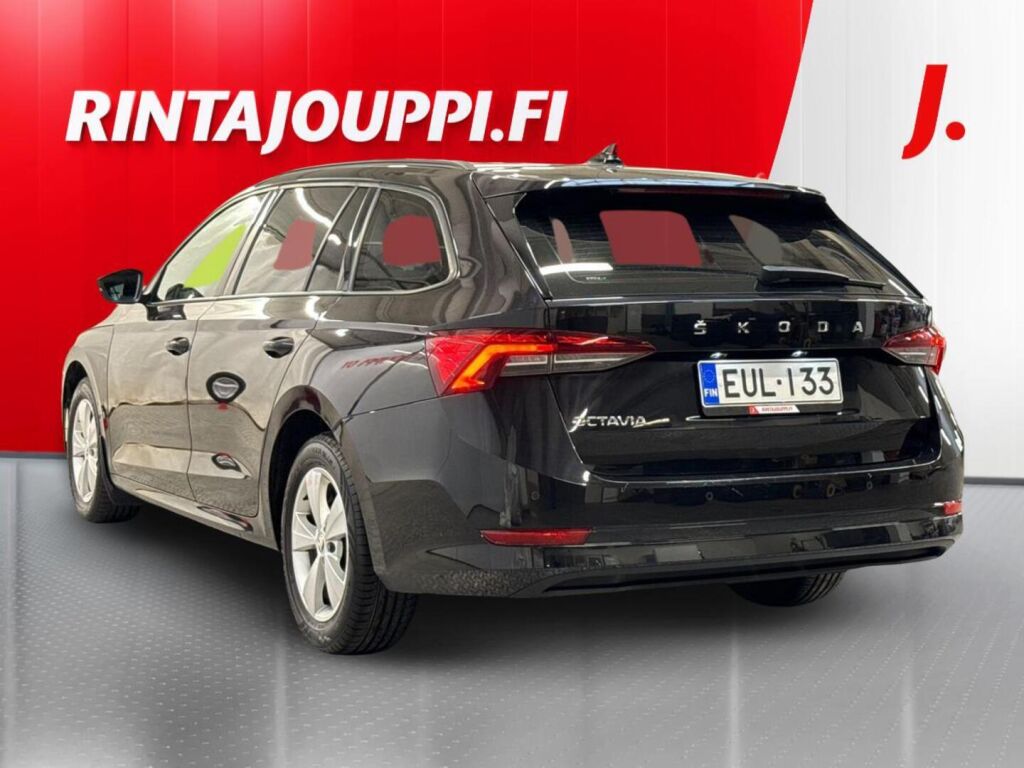 Skoda Octavia 2023 Musta
