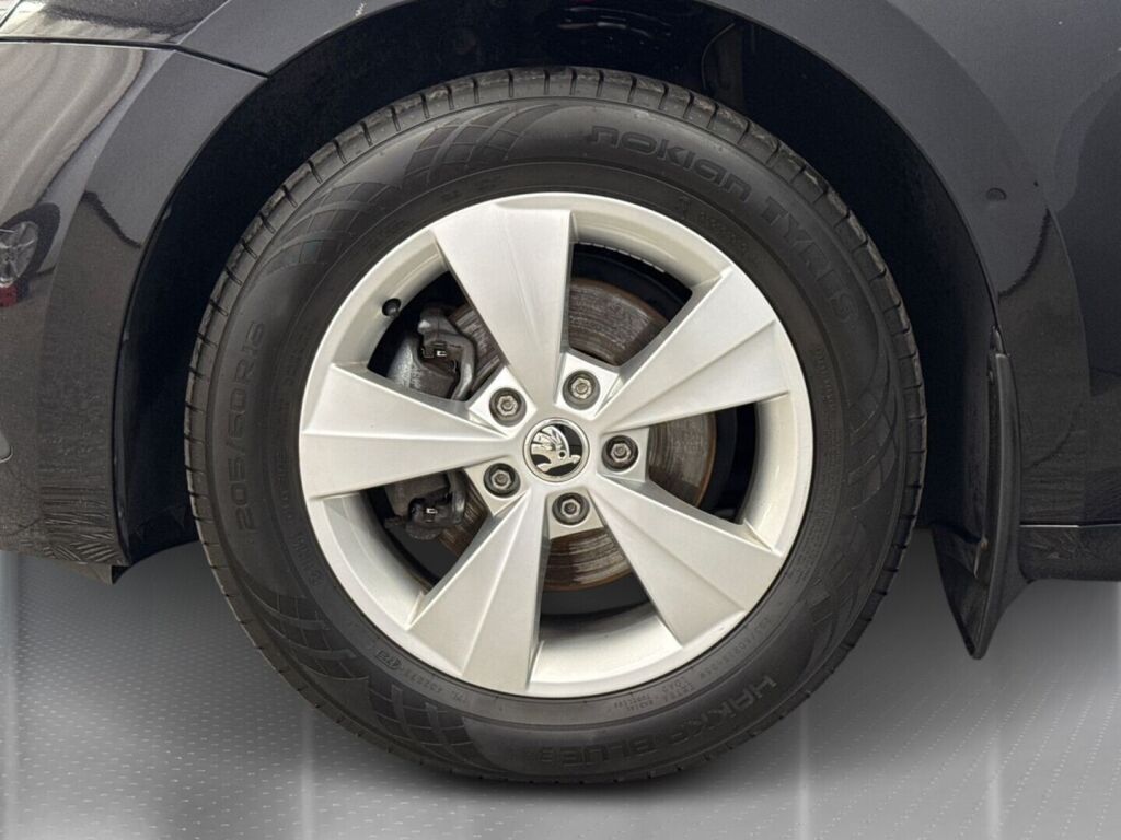 Skoda Octavia 2023 Musta
