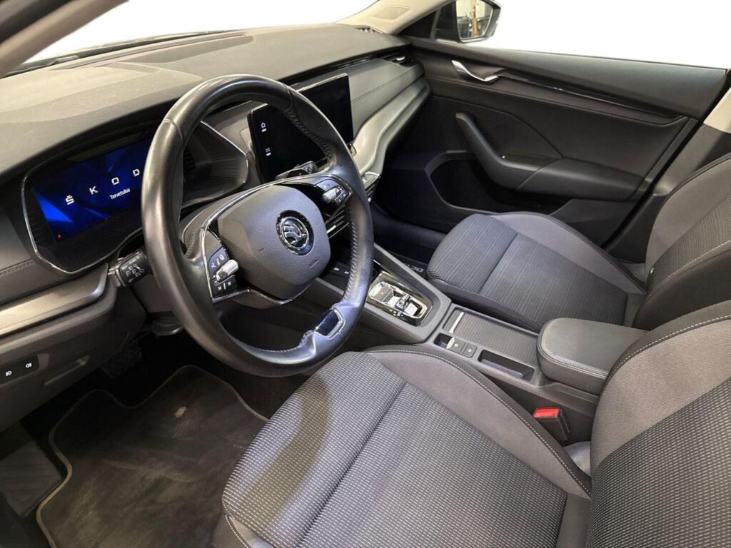 Skoda Octavia 2023 Musta