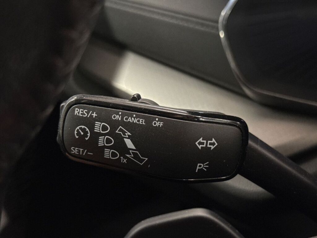 Skoda Octavia 2023 Musta