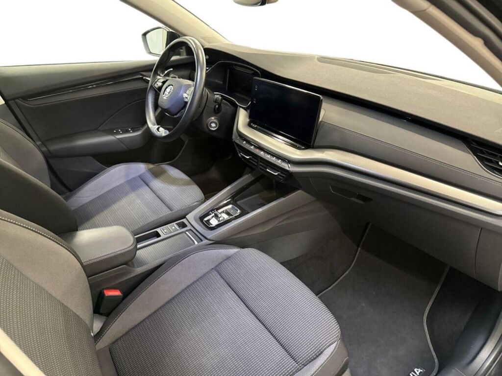 Skoda Octavia 2023 Musta