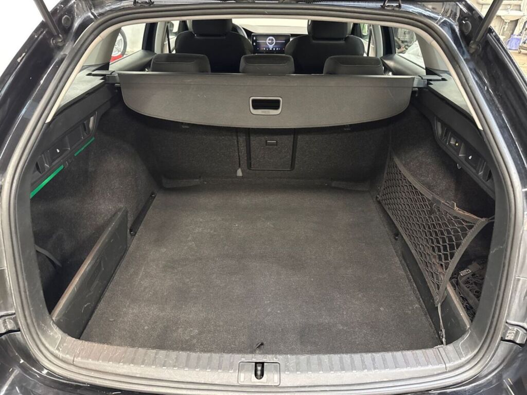 Skoda Octavia 2023 Musta