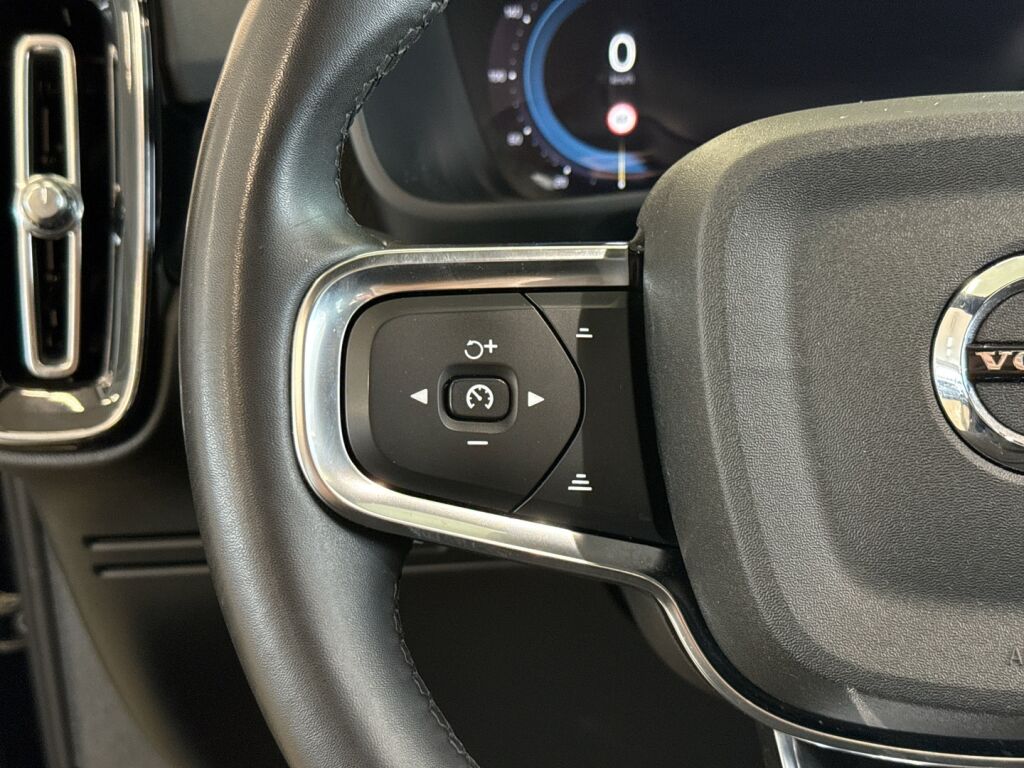 Volvo XC40 2023 Musta