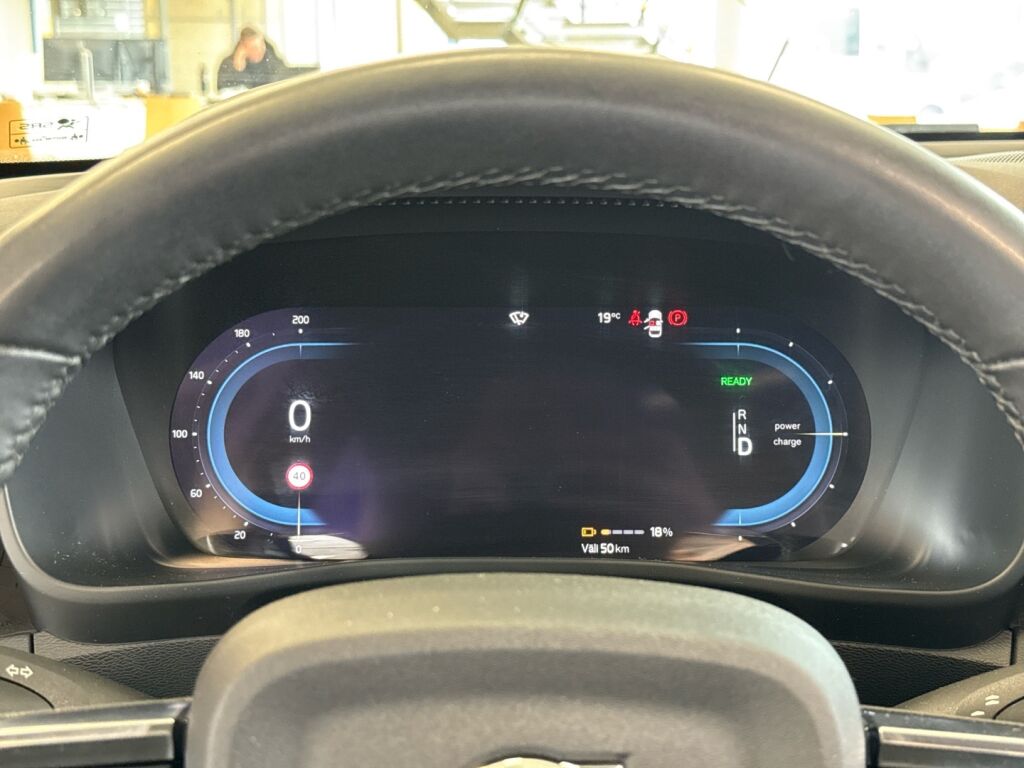 Volvo XC40 2023 Musta