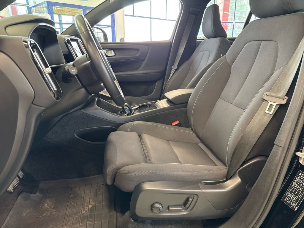 Volvo XC40 2023 Musta