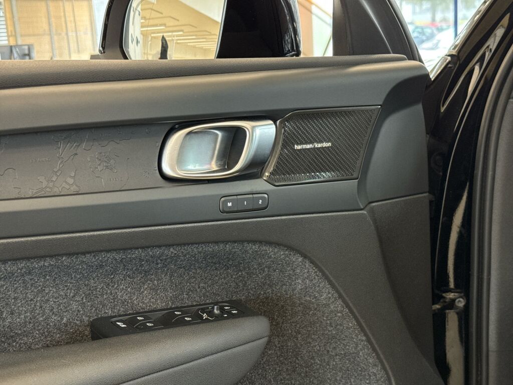 Volvo XC40 2023 Musta