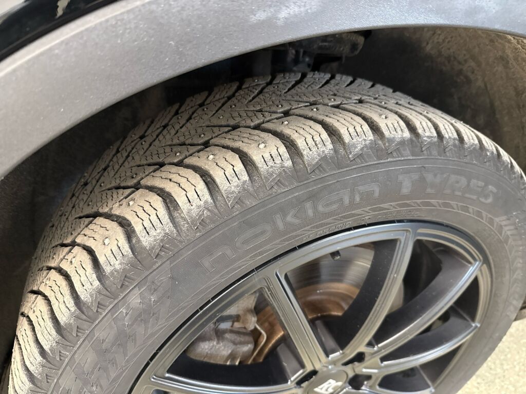 Volvo XC40 2023 Musta