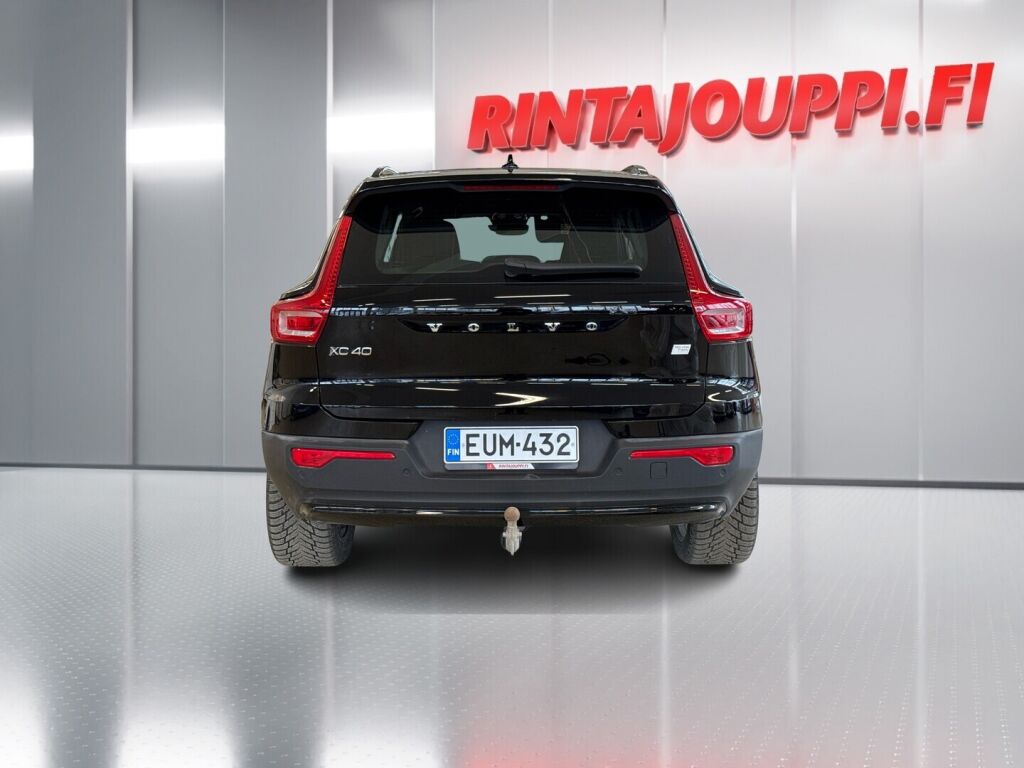 Volvo XC40 2023 Musta