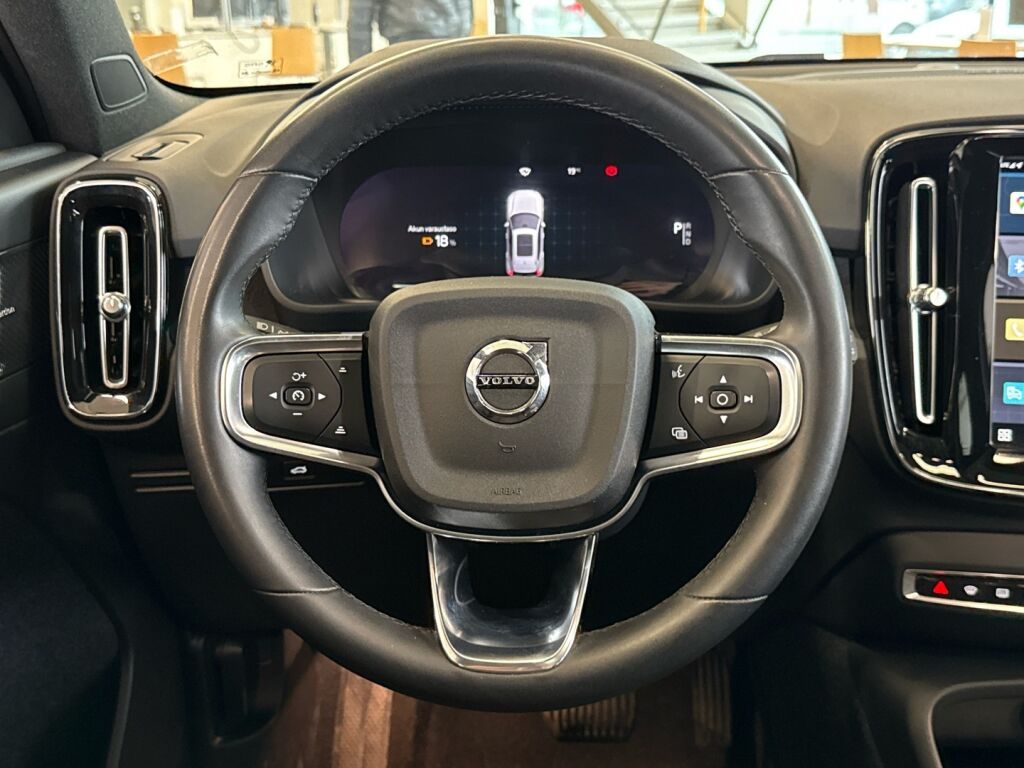 Volvo XC40 2023 Musta