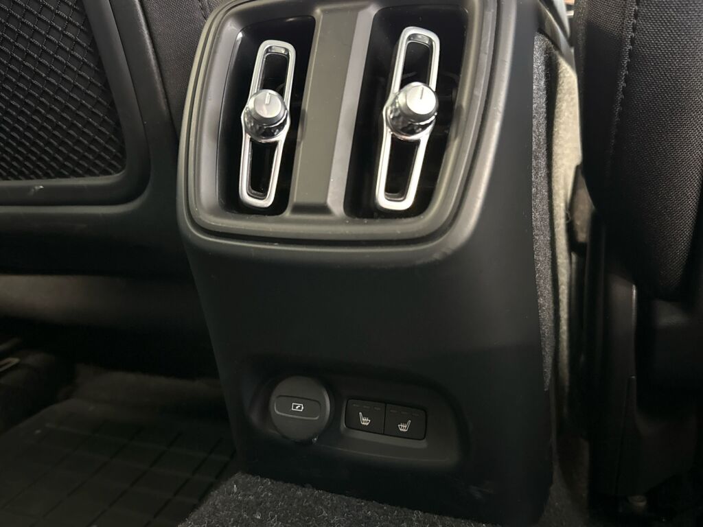 Volvo XC40 2023 Musta