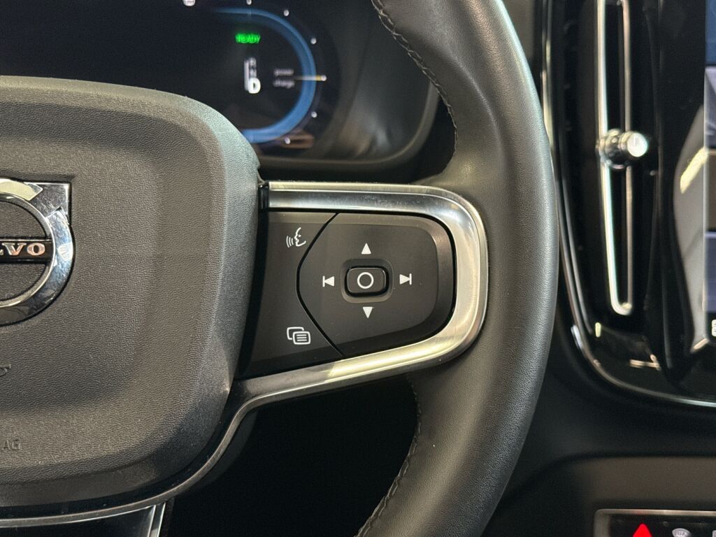 Volvo XC40 2023 Musta