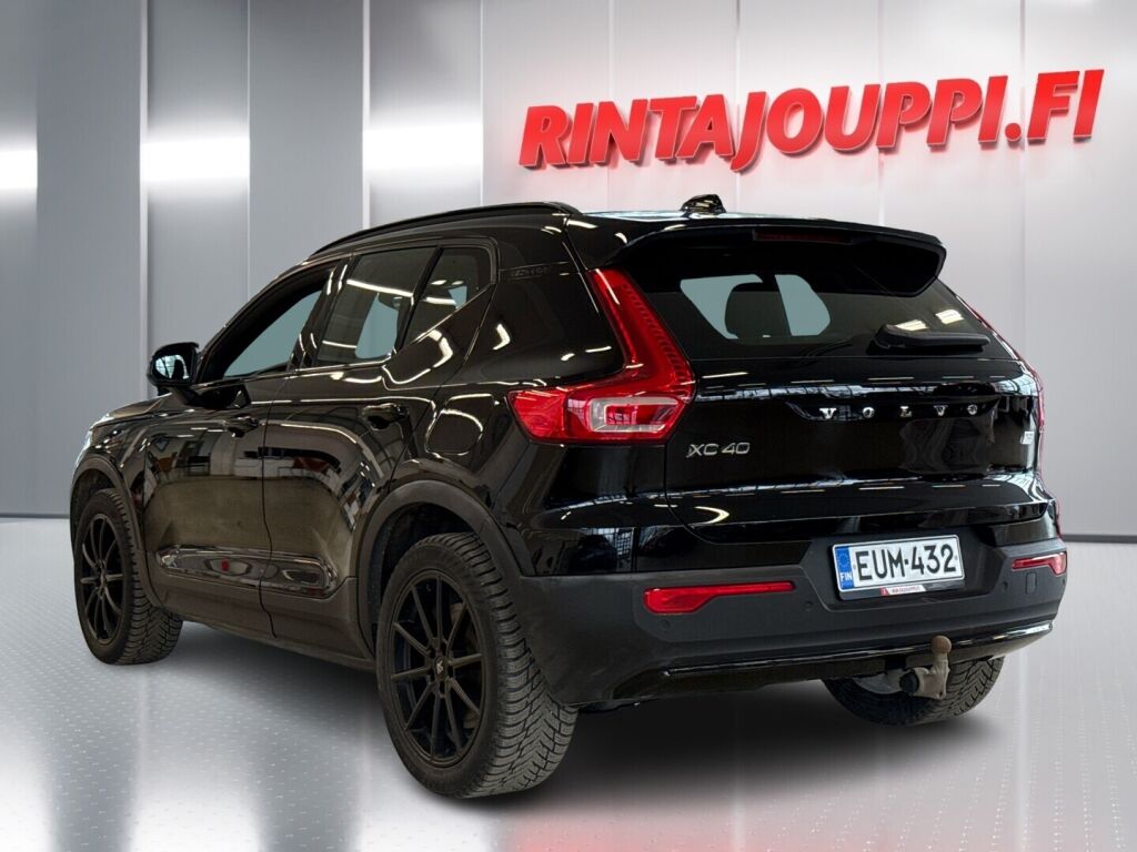 Volvo XC40 2023 Musta