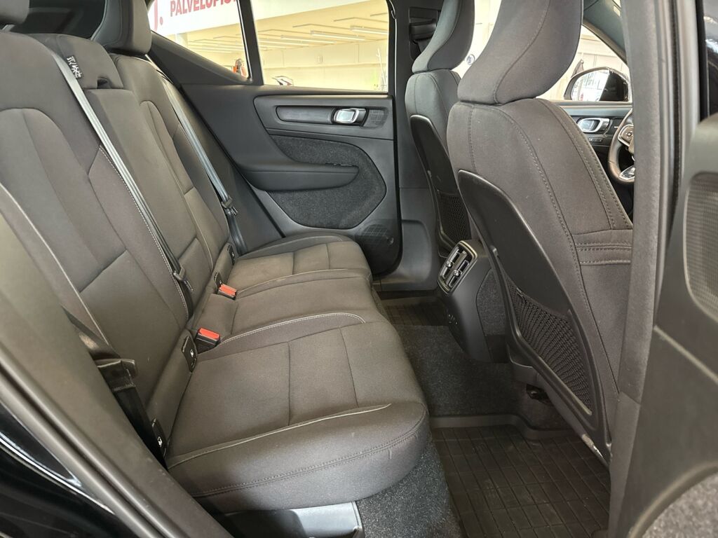 Volvo XC40 2023 Musta