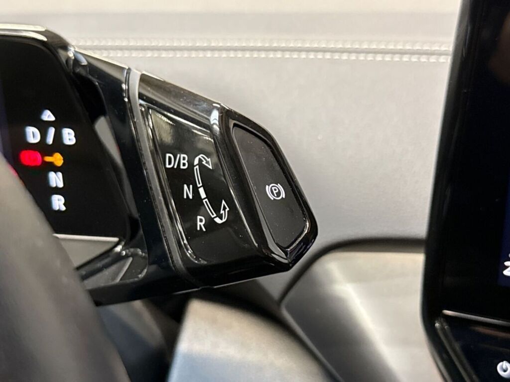 Volkswagen ID.4 2023 Musta
