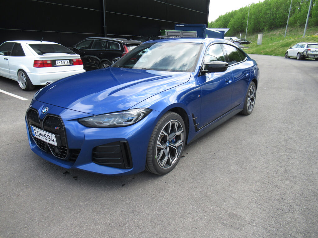 BMW i4 2023 Sininen