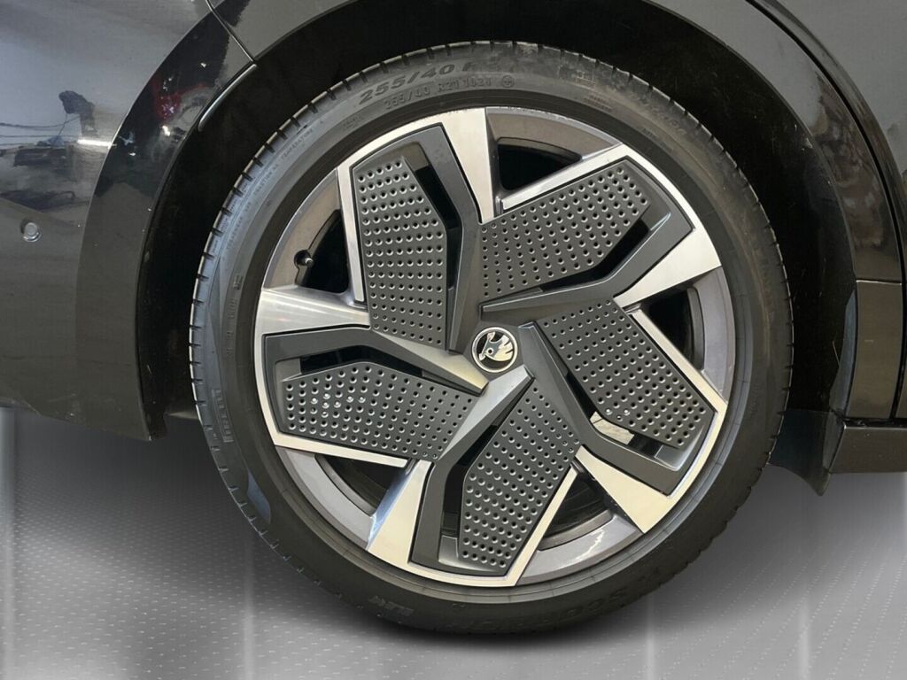 Skoda Enyaq 2023 Musta