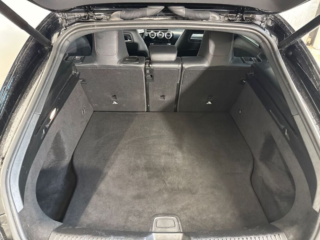 Mercedes-Benz CLA 2023 Musta