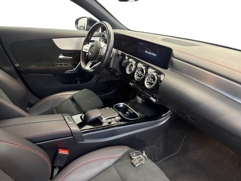 Mercedes-Benz CLA 2023 Musta