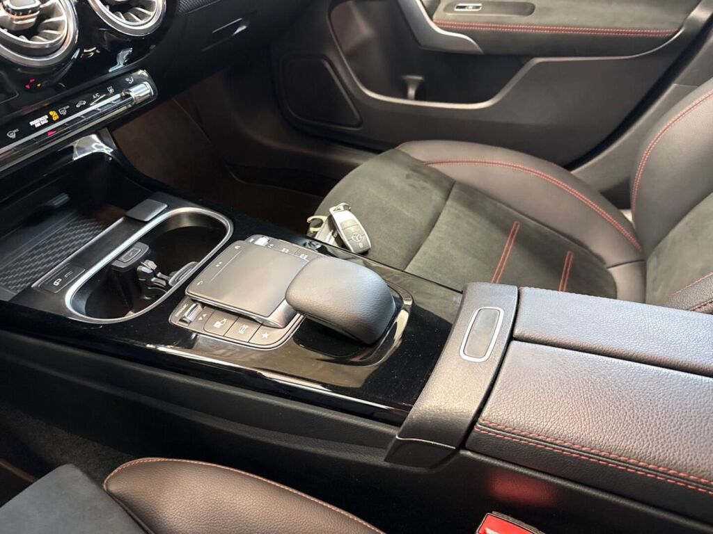 Mercedes-Benz CLA 2023 Musta