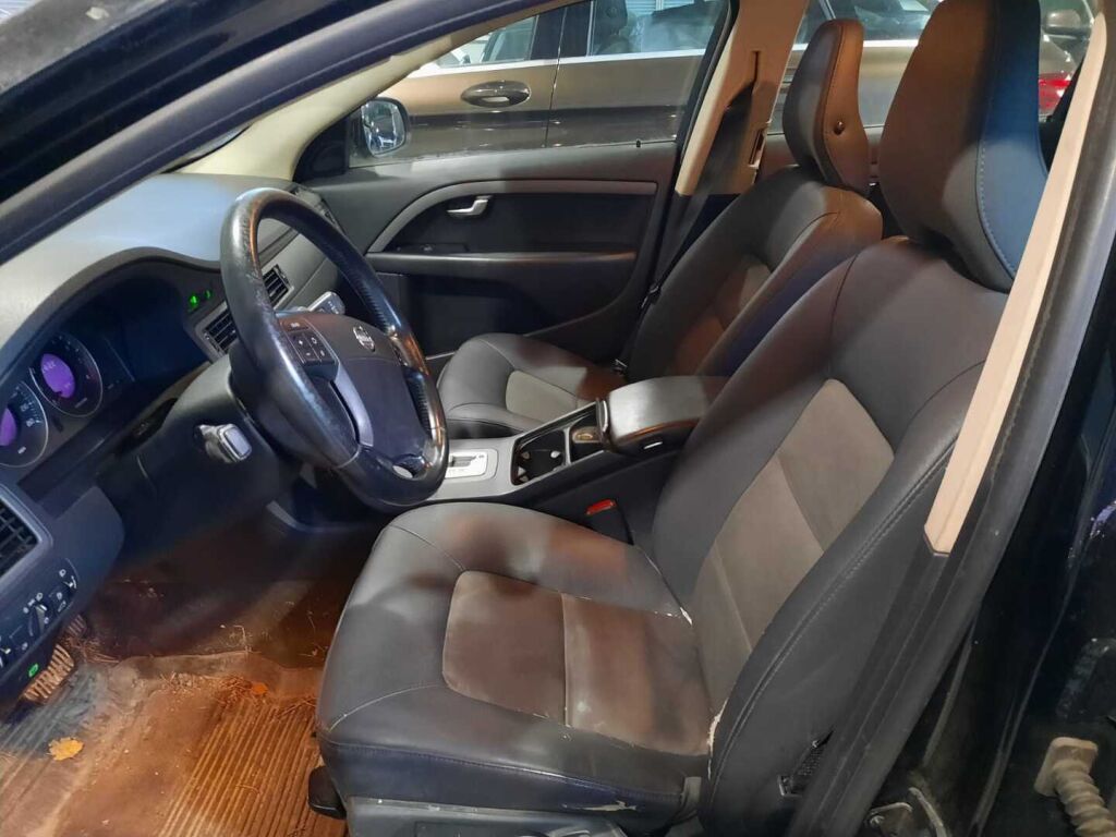 Volvo V70 2009 Musta