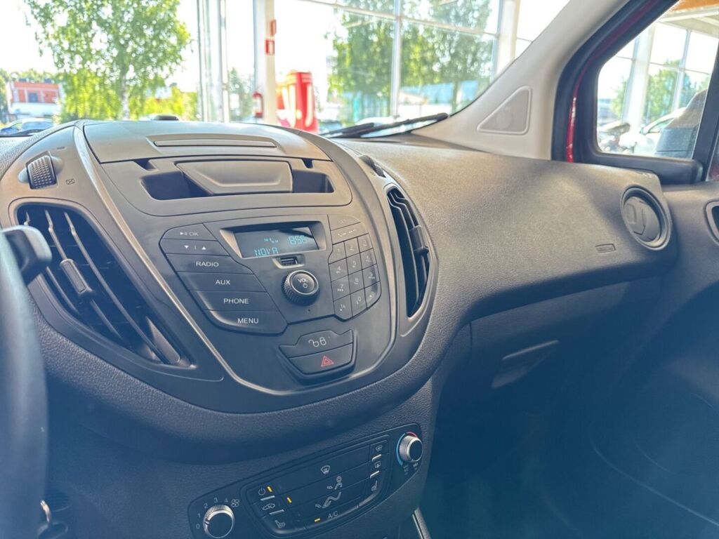 Ford Transit Courier 2023 Punainen