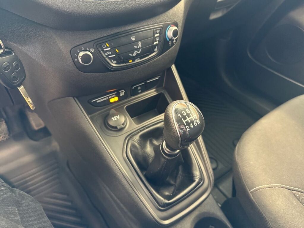Ford Transit Courier 2023 Punainen