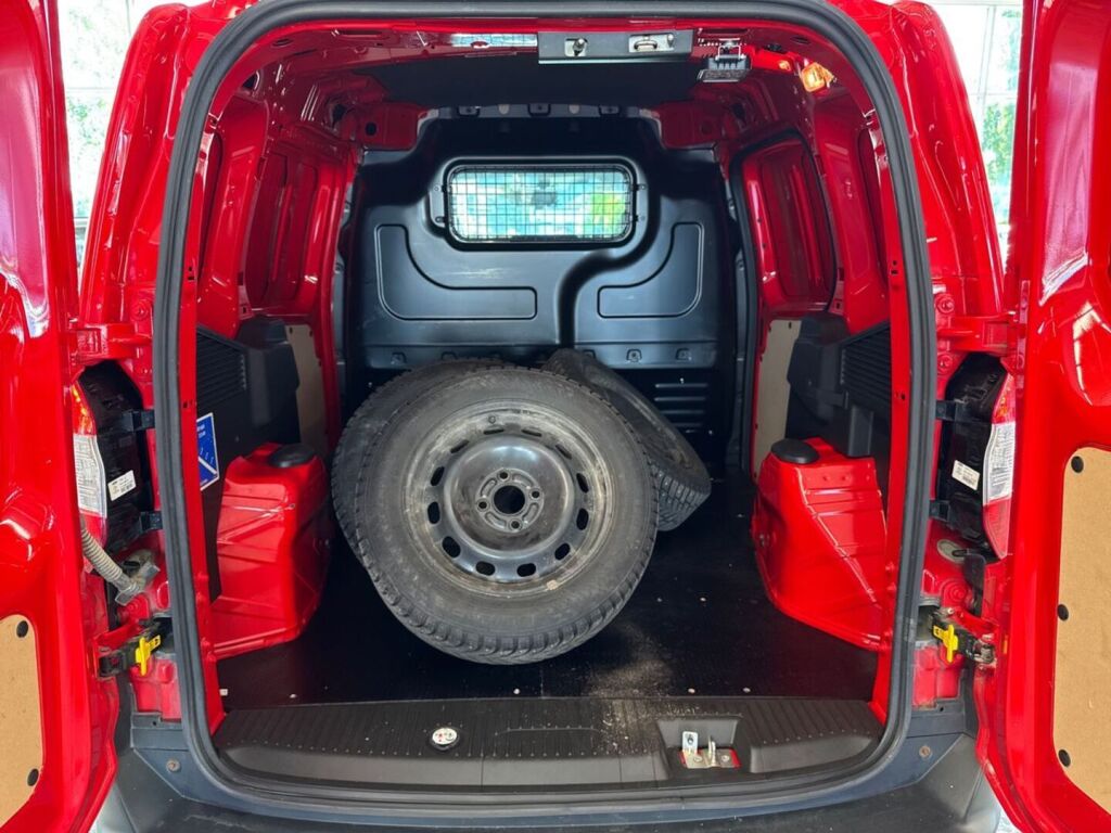 Ford Transit Courier 2023 Punainen