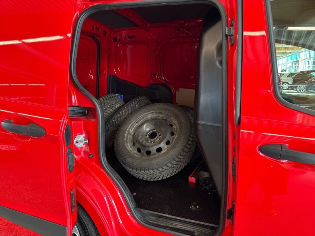 Ford Transit Courier 2023 Punainen