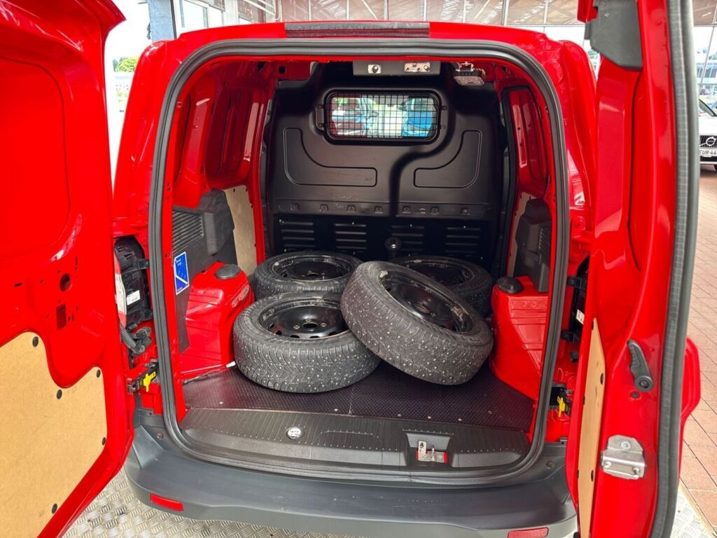 Ford Transit Courier 2023 Punainen