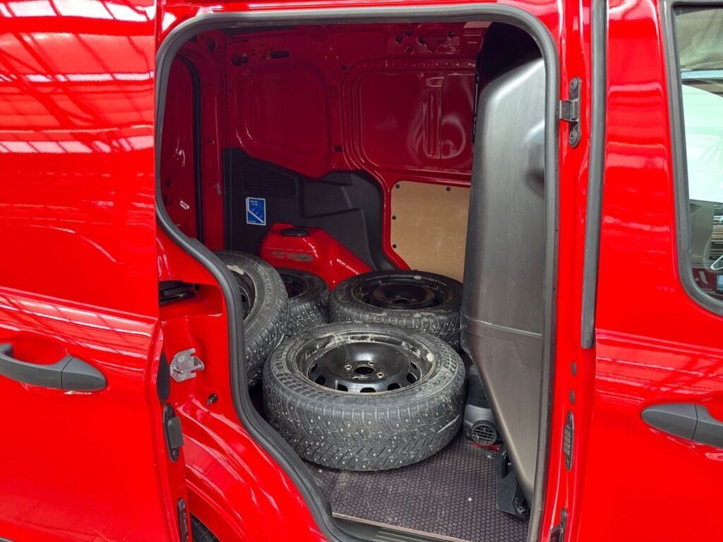 Ford Transit Courier 2023 Punainen