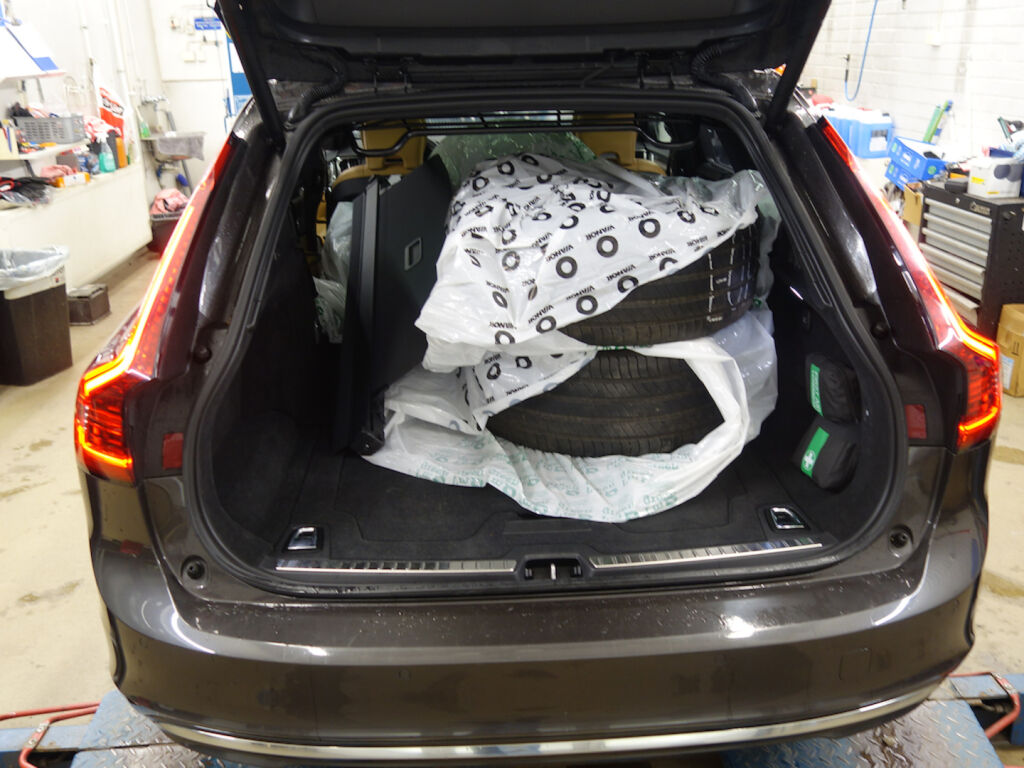 Volvo V90 2023 Metallinhohto Harmaa (PLATINUM GREY)