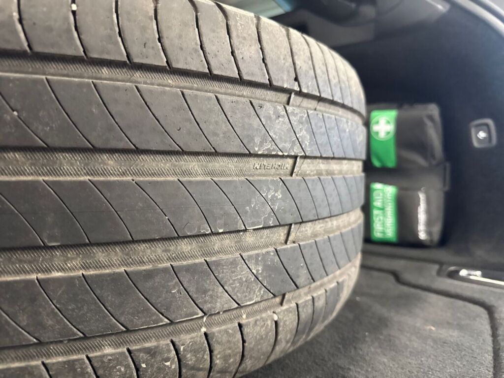 Volvo V90 2023 Metallinhohto Harmaa (PLATINUM GREY)