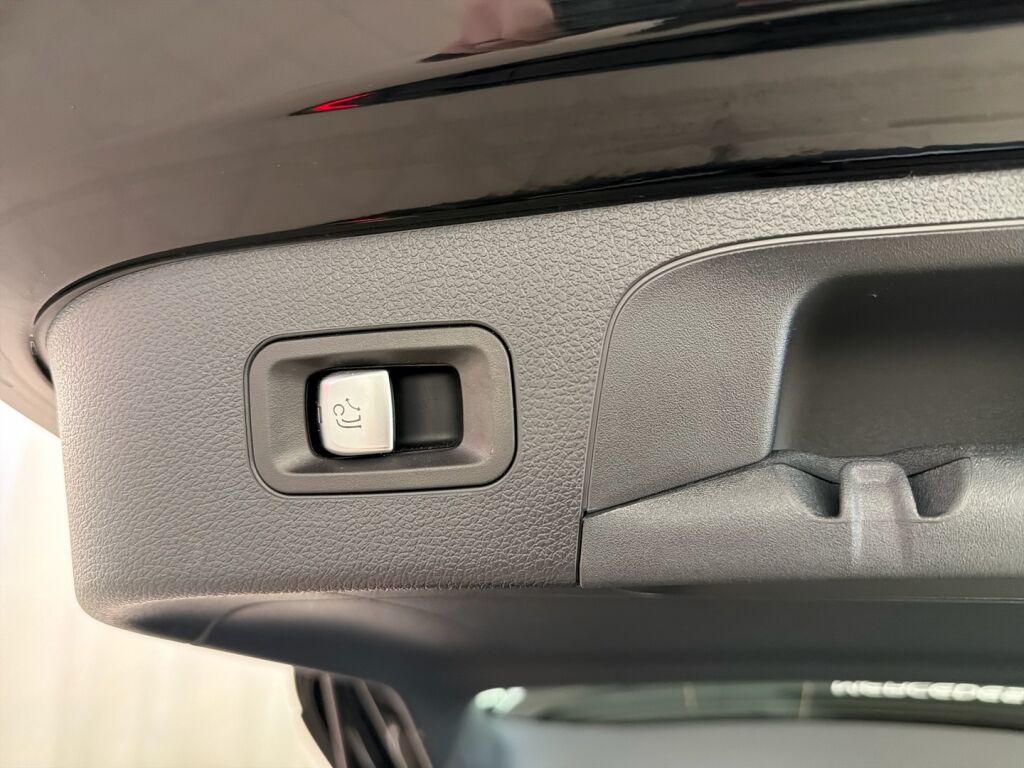 Mercedes-Benz EQC 2023 Musta