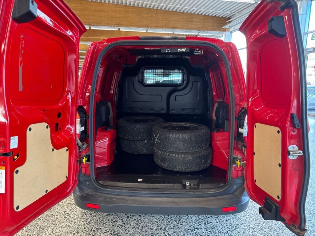 Ford Transit Courier 2023 Punainen