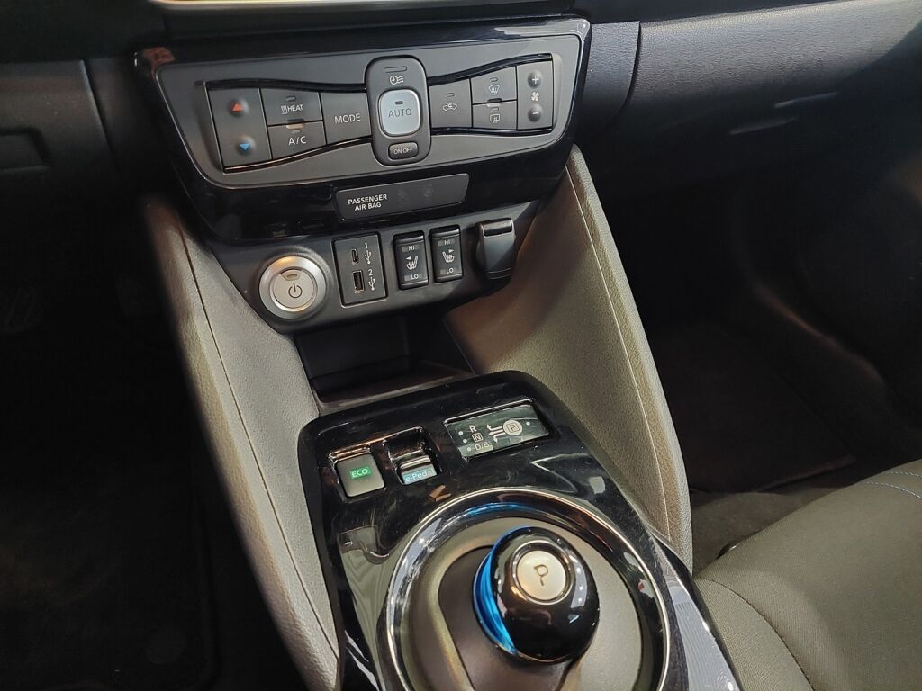 Nissan Leaf 2022 Musta