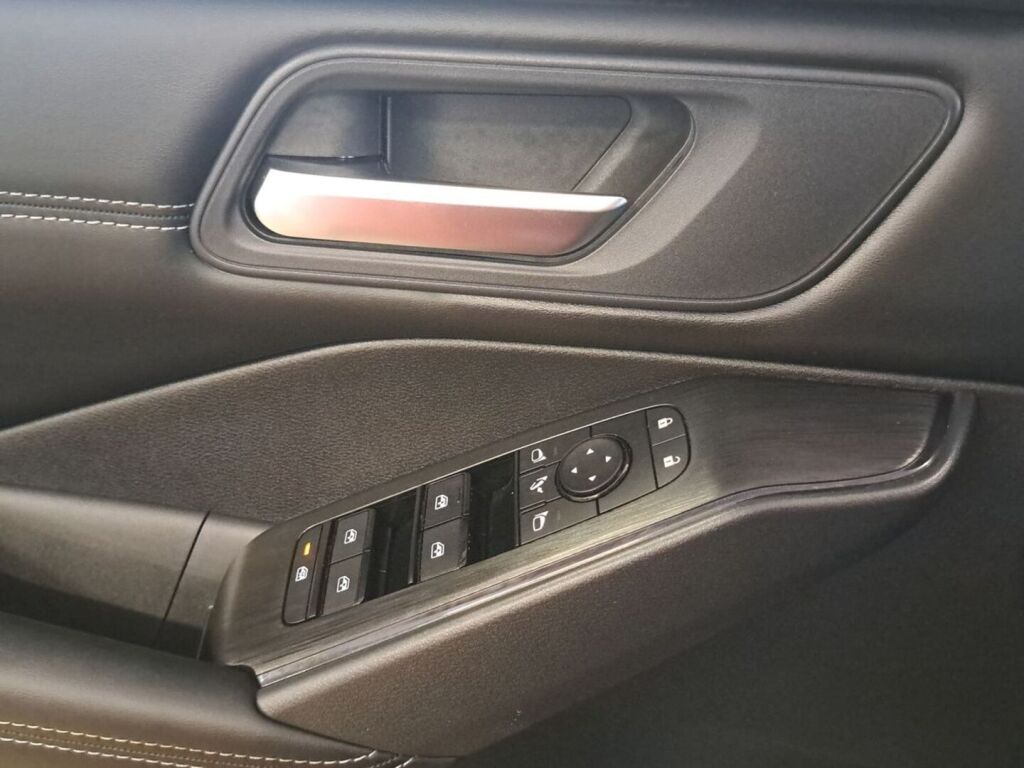 Nissan Qashqai 2024 Punainen