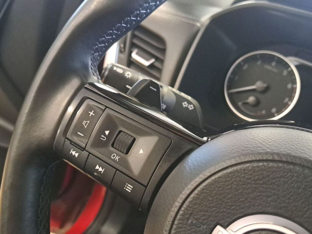 Nissan Qashqai 2024 Punainen