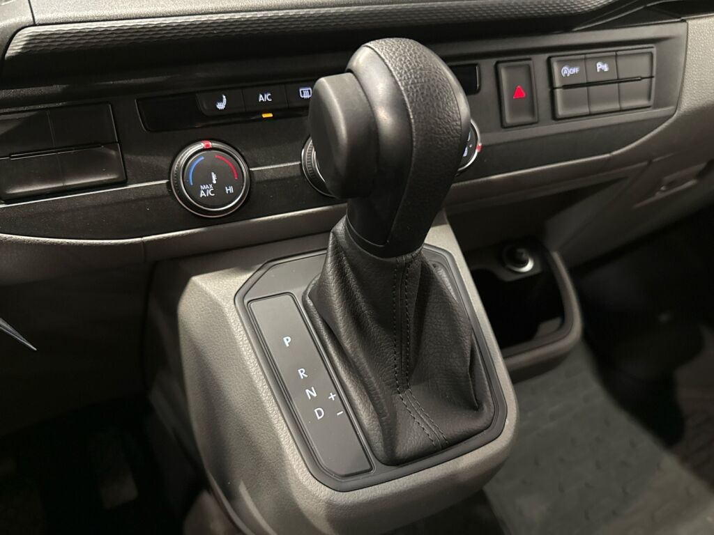Volkswagen Transporter 2023 Musta
