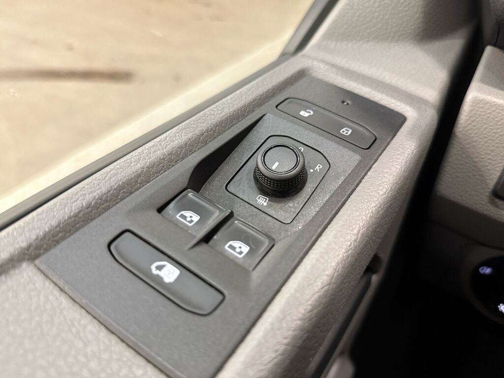 Volkswagen Transporter 2023 Musta