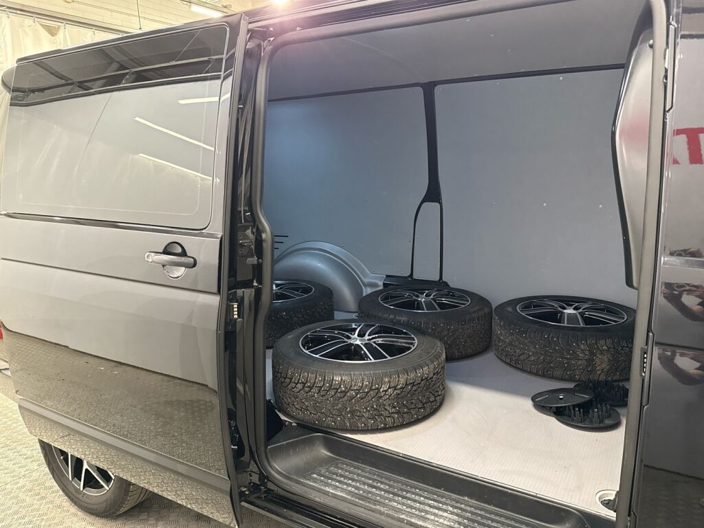 Volkswagen Transporter 2023 Musta