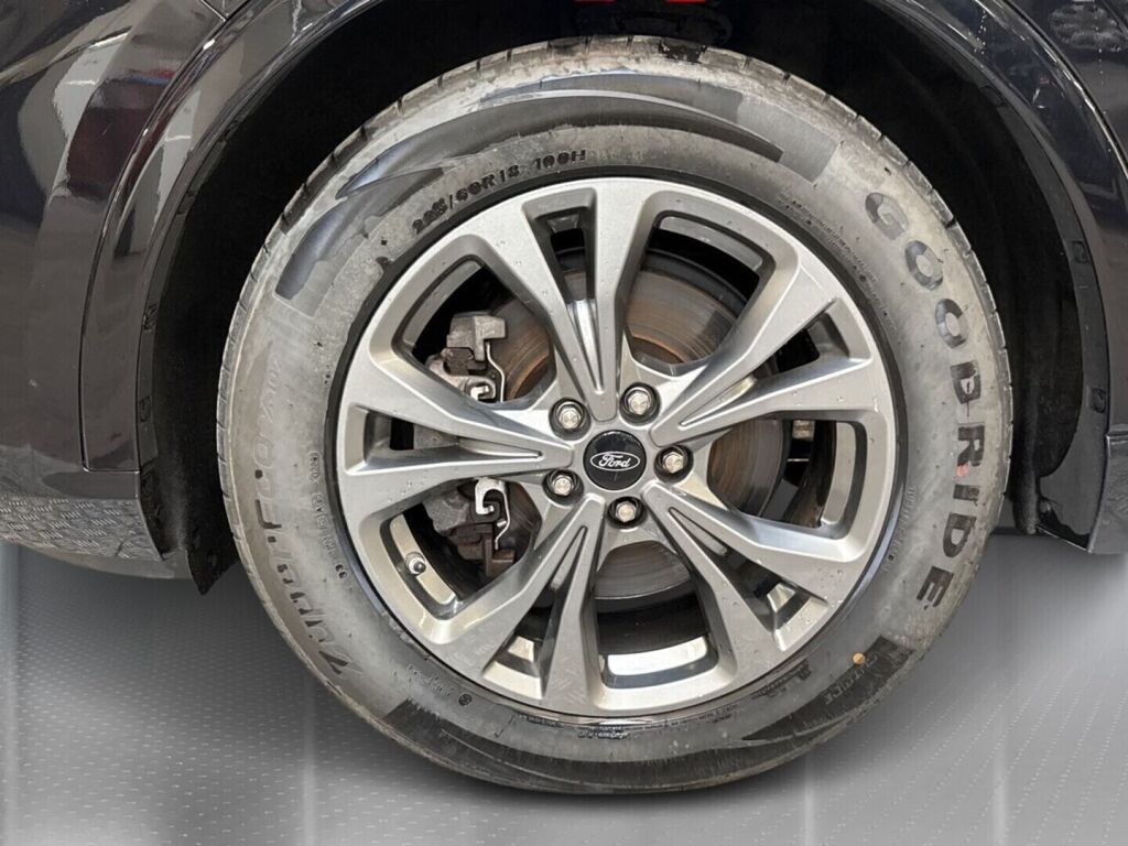 Ford Kuga 2020 Musta