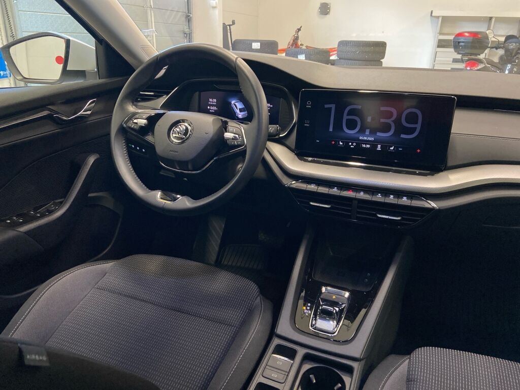 Skoda Octavia 2024 Valkoinen