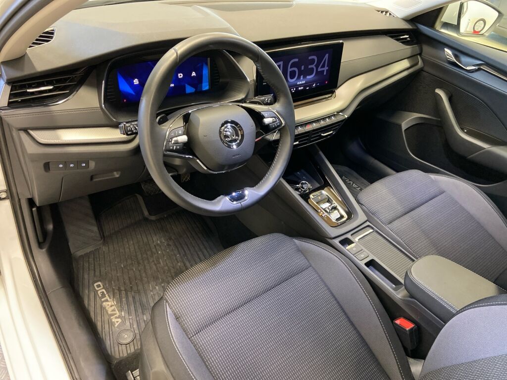 Skoda Octavia 2024 Valkoinen