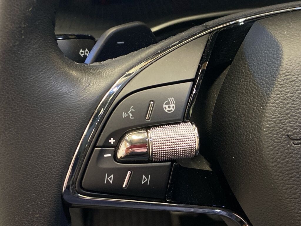 Skoda Octavia 2024 Valkoinen