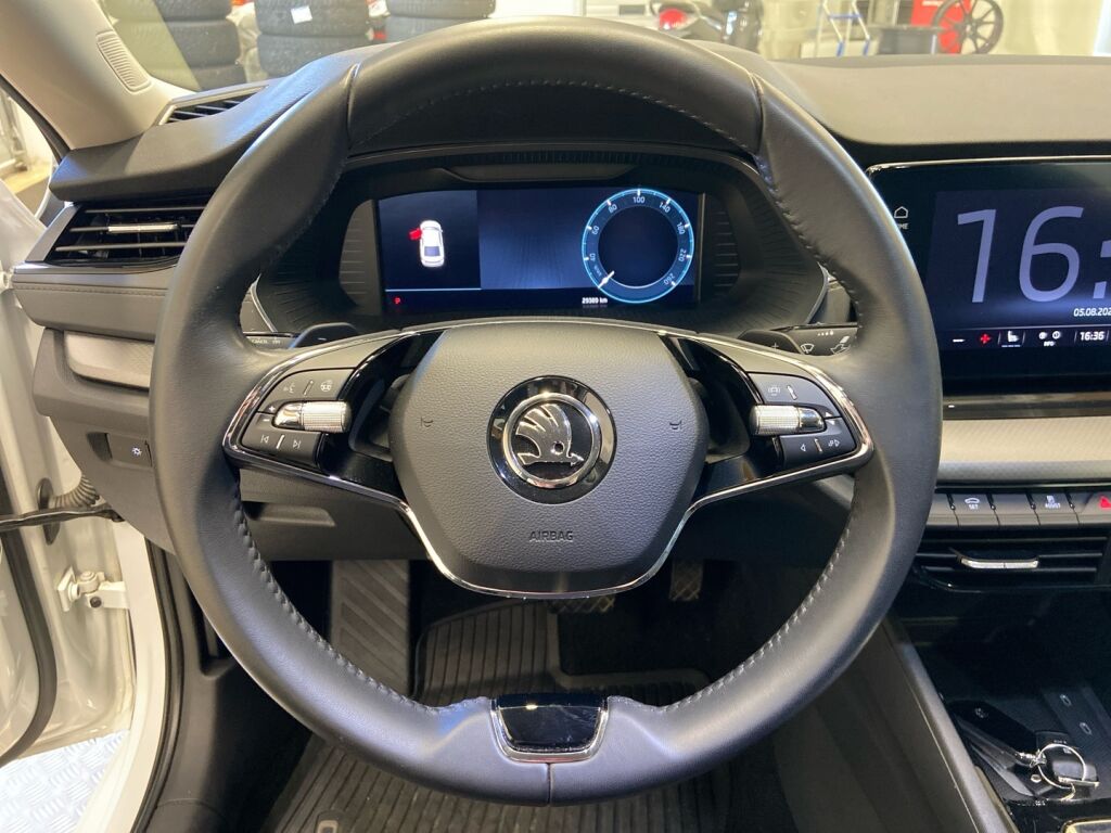 Skoda Octavia 2024 Valkoinen