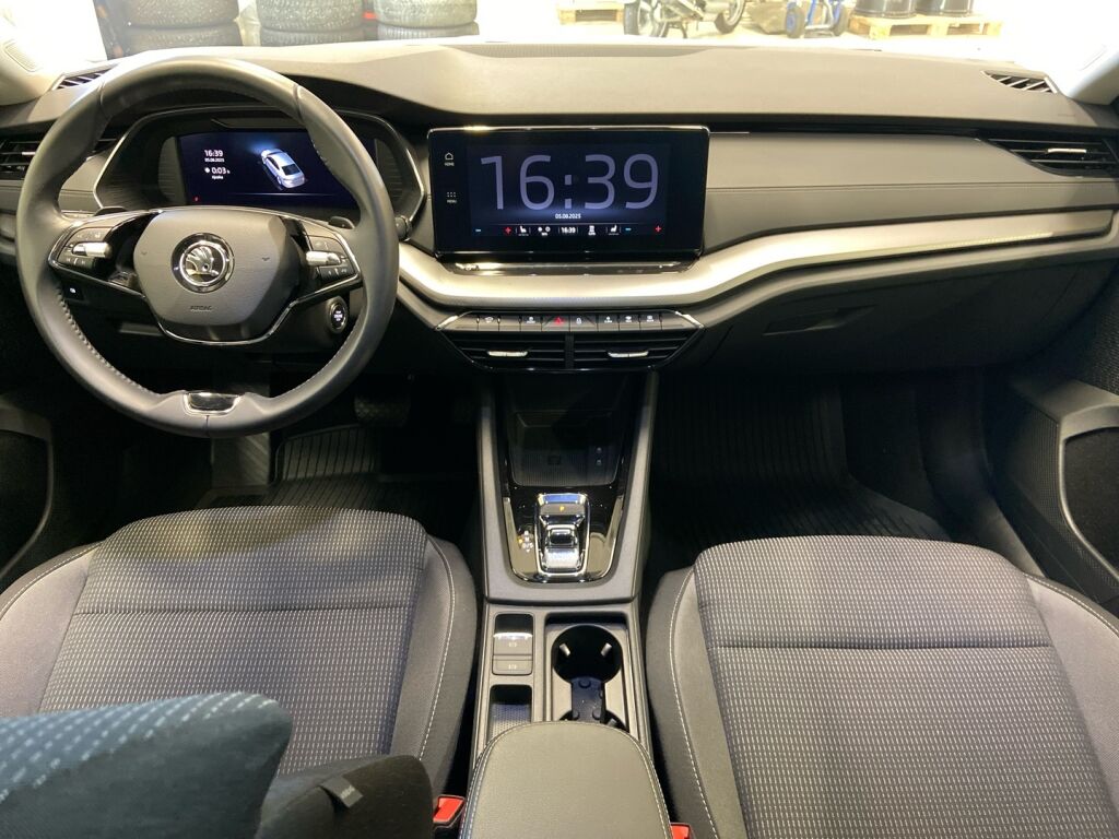 Skoda Octavia 2024 Valkoinen