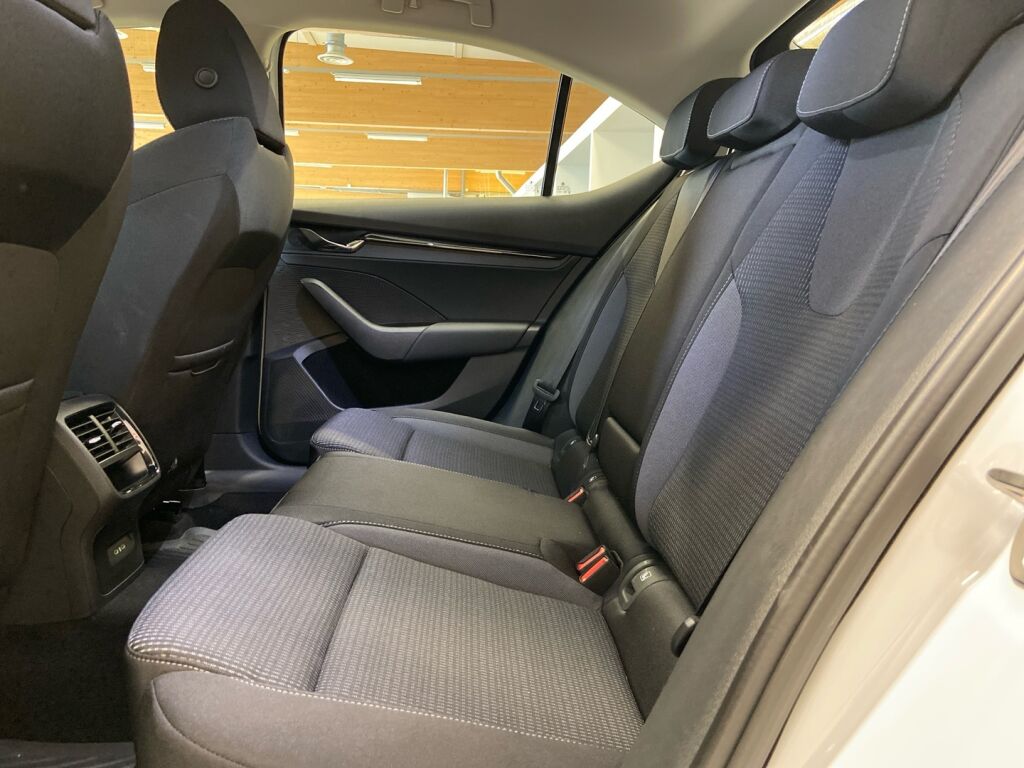 Skoda Octavia 2024 Valkoinen