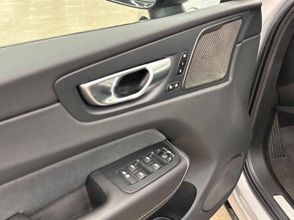 Volvo XC60 2023 Harmaa