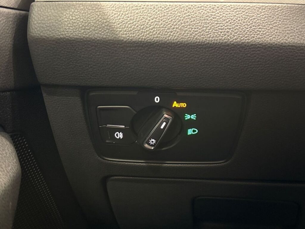 Volkswagen Passat 2024 Musta