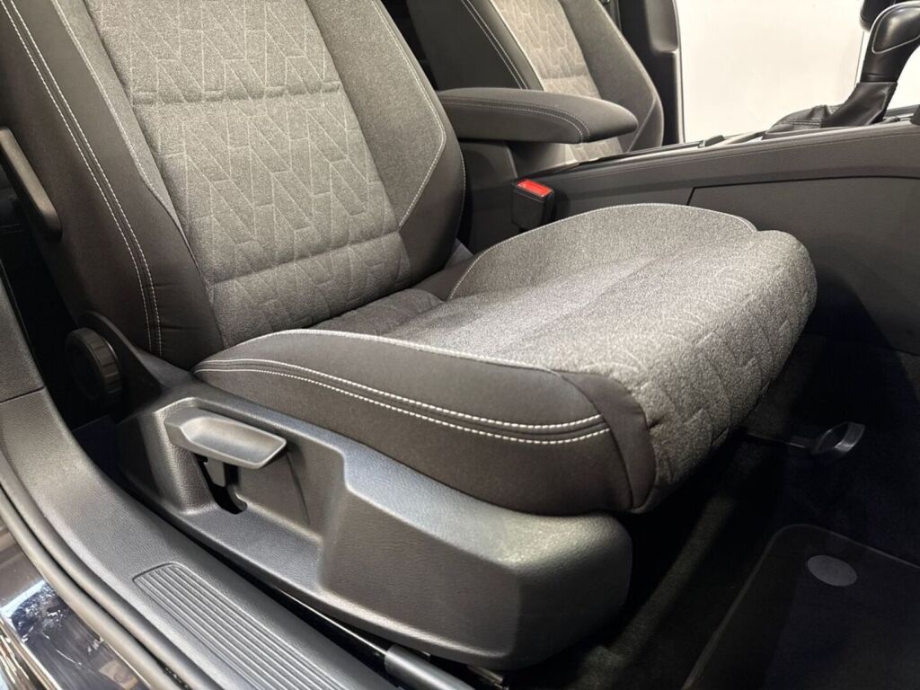 Volkswagen Passat 2024 Musta